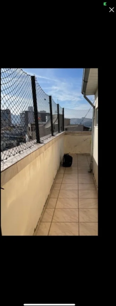 Tela de Proteção com 8 Pés em Ferro para Sustentação