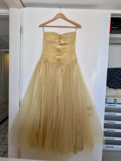 Vestido Longo, Dourado e Deslumbrante, Muito Conserv