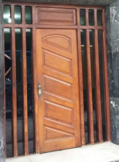 Kit Porta de Madeira Maciça com Fechadura e Mola. ótimo Estado de Conservação