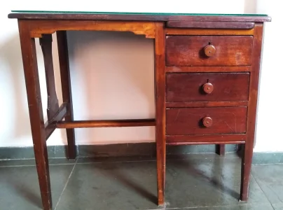 Escrivaninha de Madeira Maciça Relíquia de Embuia Vintage com Vidro em