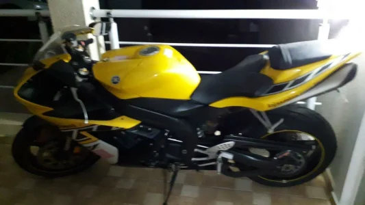 Yamaha R1 Amarela