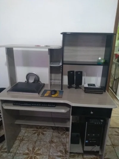 Escrivaninha para Computador e Livros