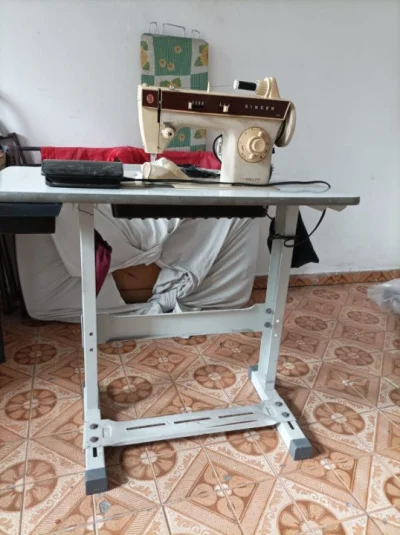 Vendo Máquina de Costura Singer com Gabinetete