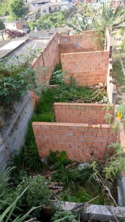 Terreno de 140m2 com 3 Cômodos Inacabados,