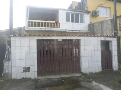 Sobrado à Venda em Rua Pavimentada a 500 Metros da Praia , em Itanhaém