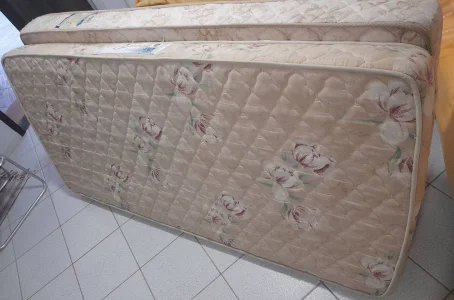 2 Beliches e 4 Colchões, Bem Conservados