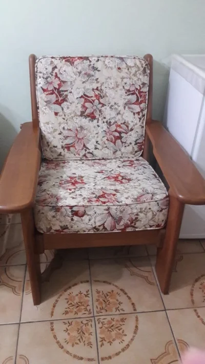 Poltrona de Madeira Maciça