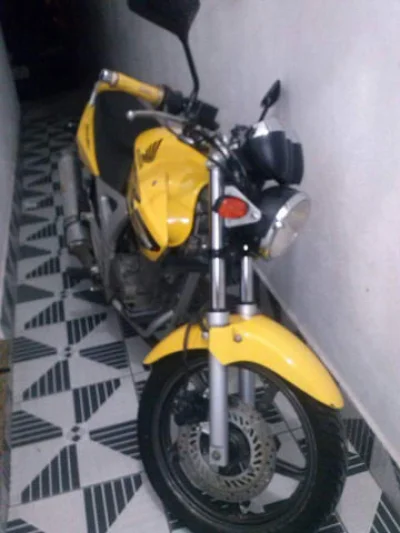 Moto CBX 250 Twister Amarela