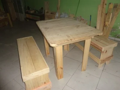 Conjunto de 1 Mesa com 2 Bancos em Madeira