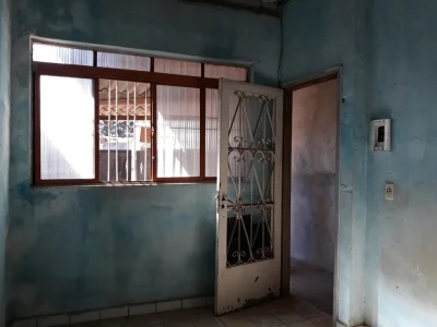 Vendo Casa com Seis Cômodos, Terreno de 70 Metros