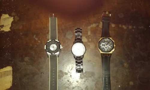 Vendo 3 Relogios por 100,00 Reais