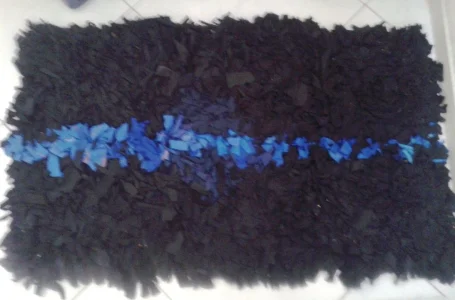 Tapete de Retalhos com Malha Preto e Azul