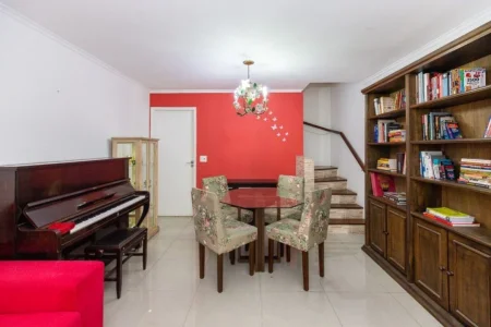 Casa Versátil com 120m2 em Rua Charmosa na Vila Clementino