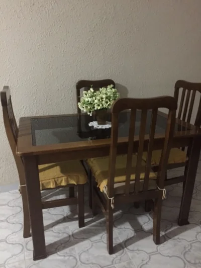 Mesa de Jantar com 04 Cadeiras