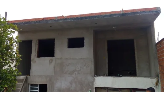 Excelente Terreno de 240m2 com Sobrado Wanel Vile