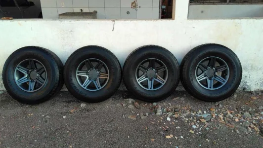 Vendo Jogo de Rodas Mitsubishi L200 com Pneus