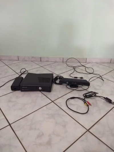 XBOX 360 Usado, com Kinect,2 Controles e 20 Jogos
