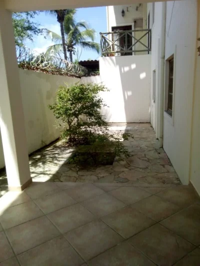 Casa Bem Localizada em Itapuã