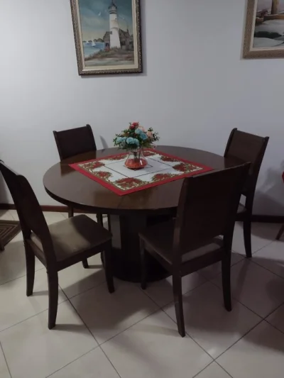 Vendo Messa de Madeira Redonda Usada com 6 Cadeiras