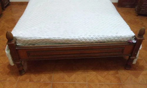 Cama em Cerejeiras Maciça e Colchão