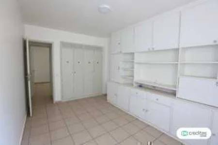 Apartamento à Venda com 3 Quartos e 2 Banheiros. Bem Localiz