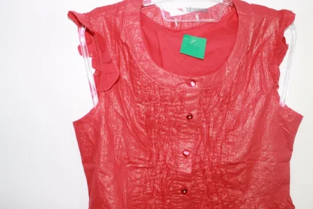 Blusa Vermelha com Brilho Dourado