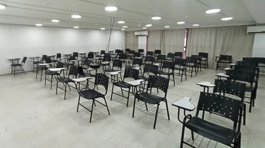 Cadeira Universitária Plástica Preta com Porta Livros - Unidade