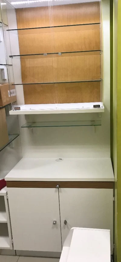 Prateleira de Vidro, Acrílico e Armário Rudnick