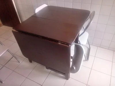 Mesa de Madeira com Cadeiras