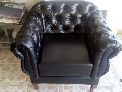 Poltrona Chesterfield -elisabeth em Courvin Preto Brilhoso