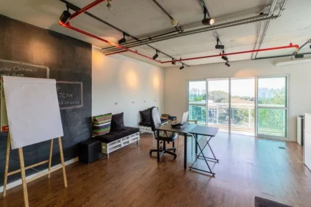 Linda Sala Comercial com 47 m2 Piso Elevado com Revestimento