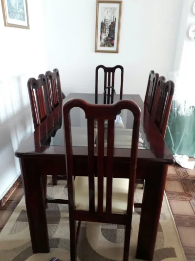 Mesa em Mogno e Vidro com 06 Cadeiras em Mognos e Almofadada