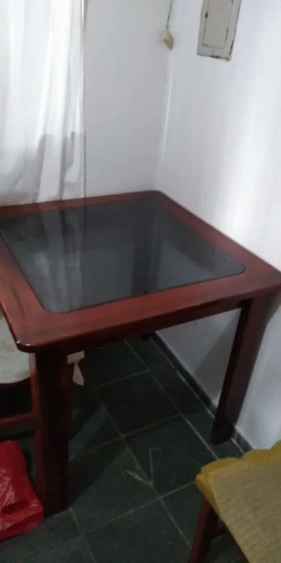 Mesa de Madeira com Tampo de Vidro com 4 Cadeiras . 2 Armários de Pare