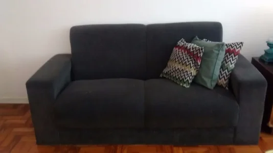 Sofá de Dois Lugares com Almofadas