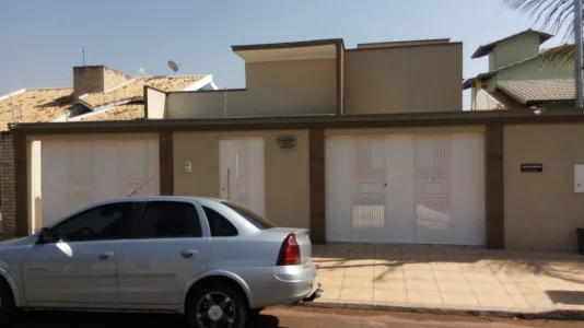 Casa 3 Qts. Alto Padrão no Bairro Bandeirantes, Caldas Novas-go