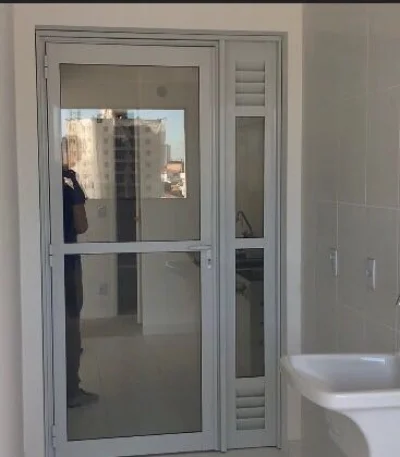 Porta de Alumínio com Vidro e Chave