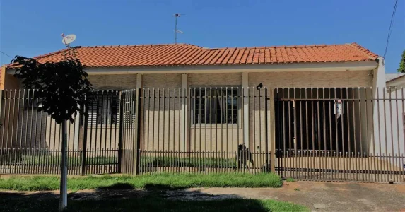 Vende SE Casa Próxima à Acema (av. Kakogawa)