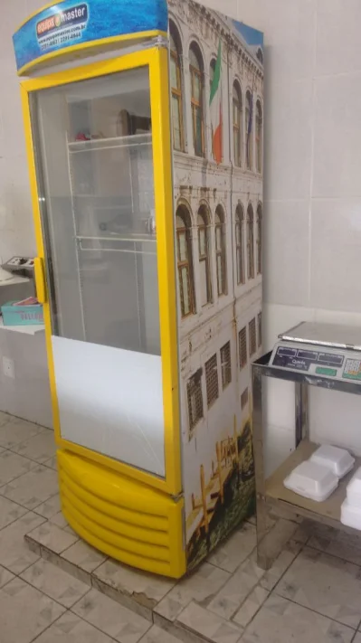 Geladeira Expositora Amarela
