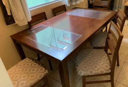 Mesa com 6 Cadeiras em Madeira Maciça