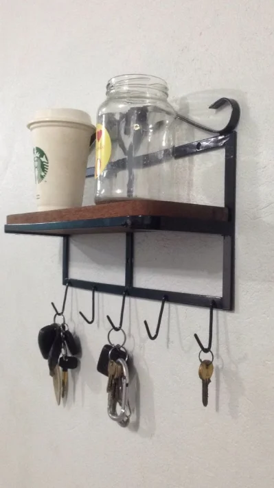 Prateleira com Suporte de Chaves de Aço e 100% Artesanal