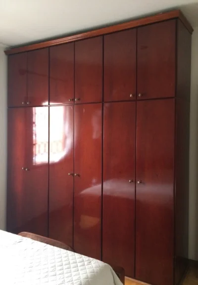Guarda Roupa em Mogno em Perfeito Estado. Móvel de Qualidade!