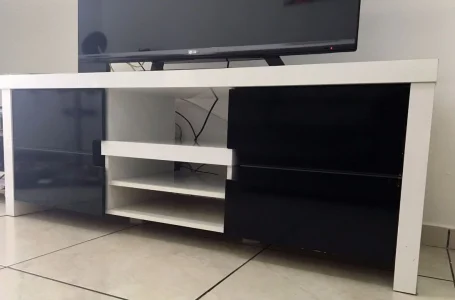 Rack para TV Preto e Branco