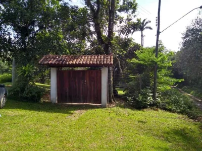 Vendo Sítio, com Escritura, de 3.100m2 c/ 2 Casas e Piscina