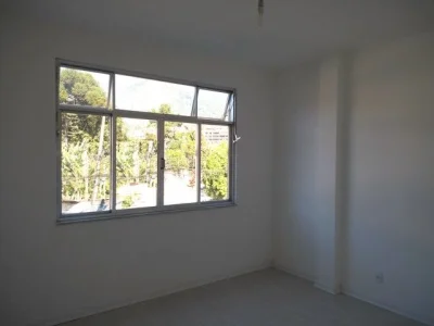 Ensolarado ! 2 Quartos com Dependência e Garagem