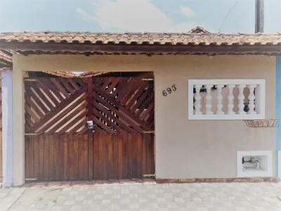 Casa em Mongaguá Pronta para Morar e com Amplo Espaço nos Fundos