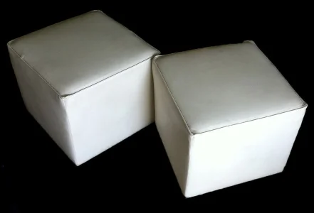 Pufs em Corino Branco com Rodinhas em Perfeito Estado sem Detalhes