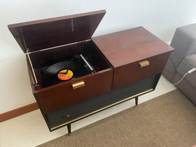 Rádio e Vitrola Antiga Voz de Ouro