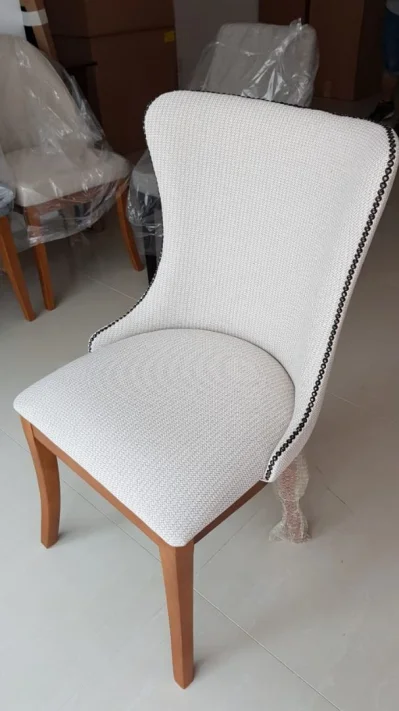 Cadeira Estofada com Tachas