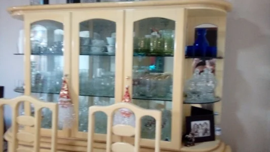 Mesa Laqueada com Tampo de Granito, 6 Cadeiras e Cristaleira