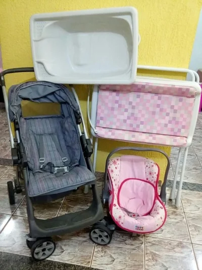 Carrinho de Bebê, Banheira com Trocador e Cadeirinha de Bebê